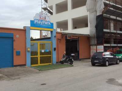 Il parco-giochi privato e, affianco, l'autocarrozzeria in via Delle Murge